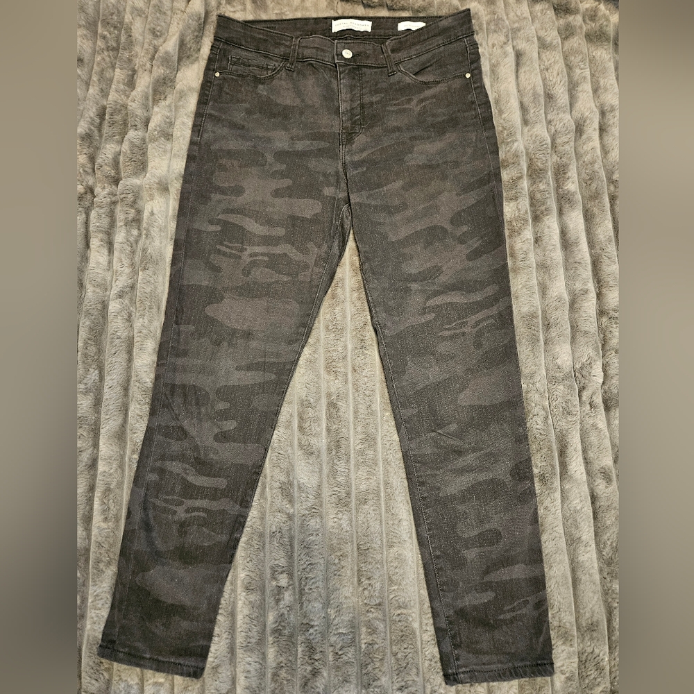 Gray Ankle Cropped Jeans with Distressed Finish
